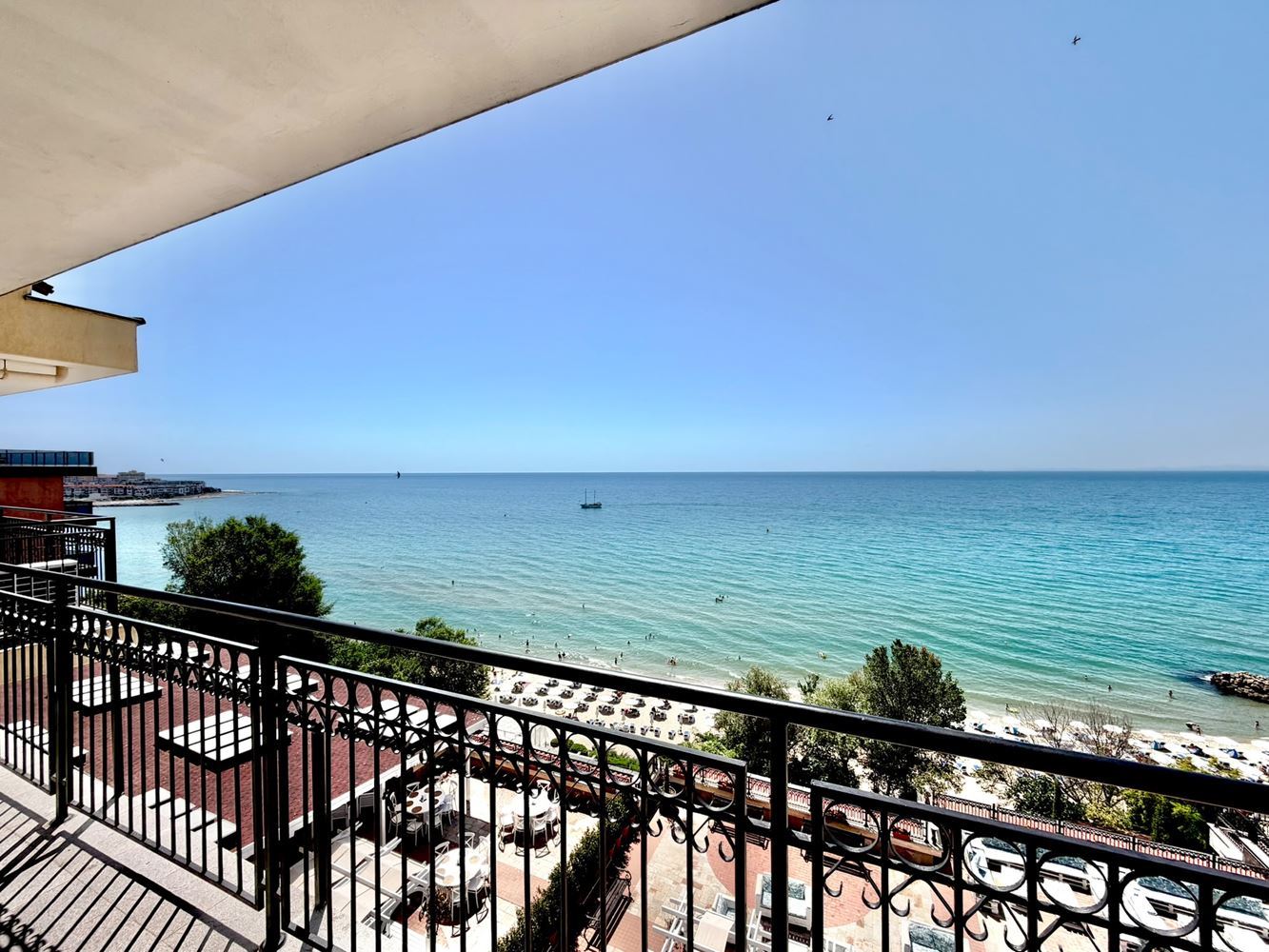 One-bedroom apartment with panoramic sea view on the first line in Sveti Vlas