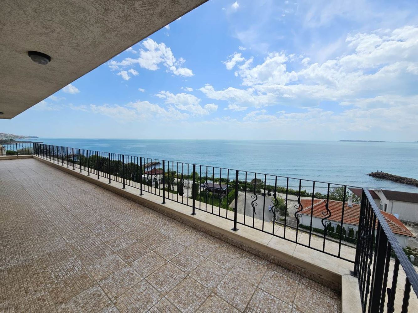 Sveti Vlas – three-bedroom apartment with direct panoramic sea view in a first-line complex