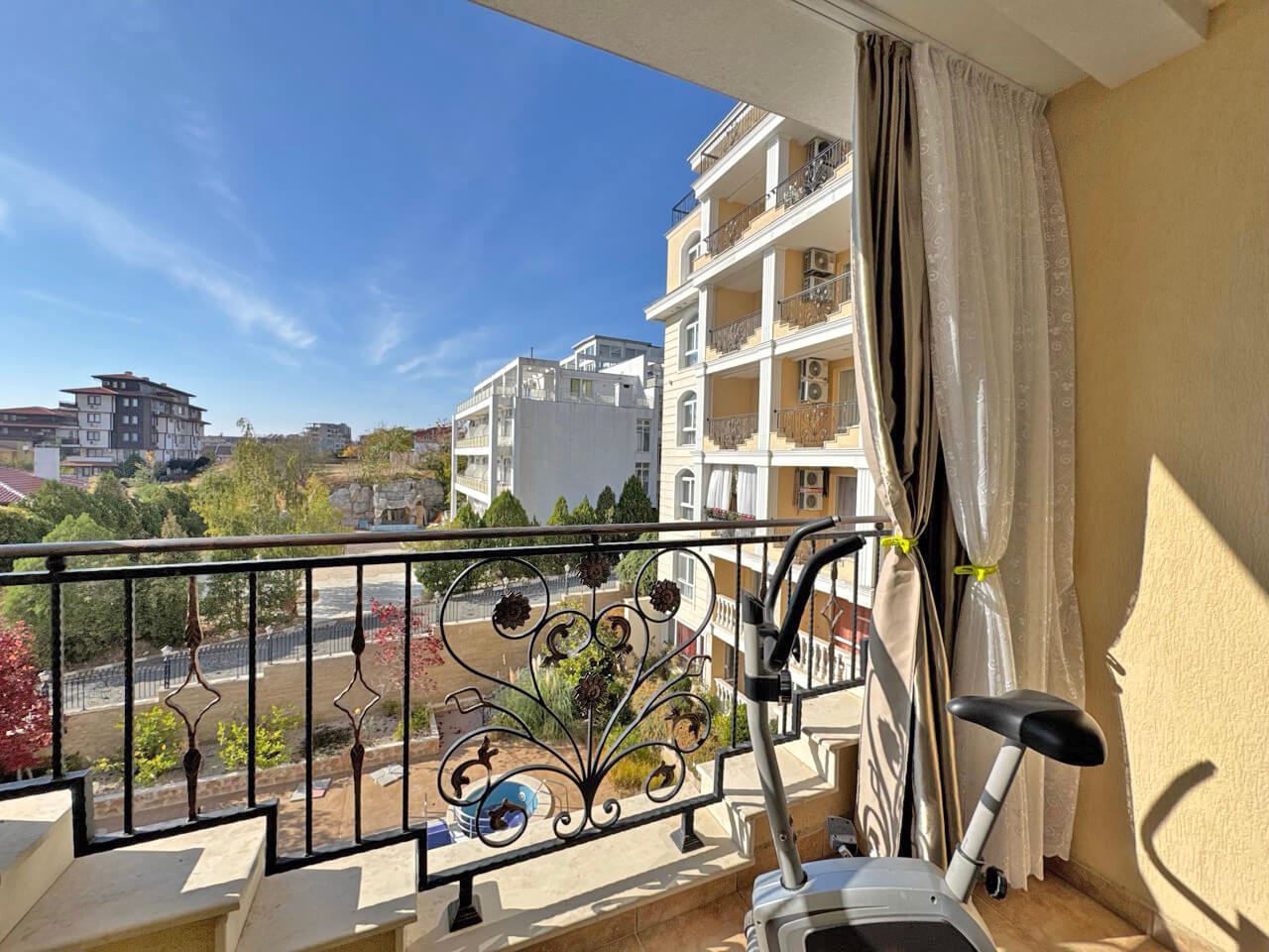 Spacious Furnished Studio in Sveti Vlas – 200 Metres from the Beach, with a Luxury SPA Centre and Excellent Amenities