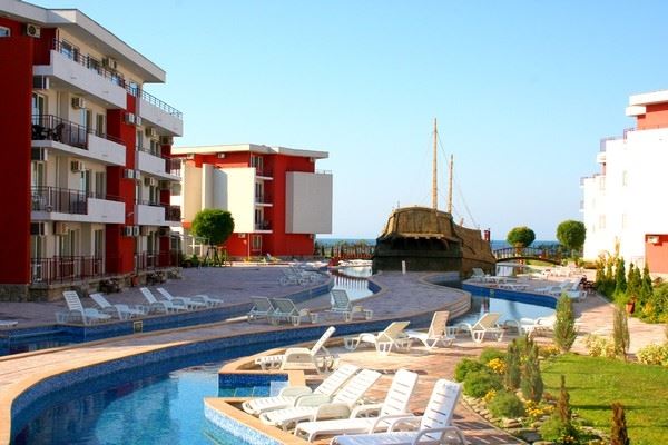 First-line apartment in Elenite – major renovation, residential electricity and direct beach access