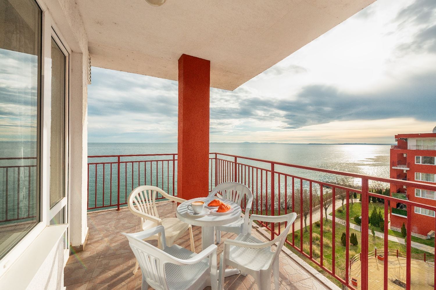 Stylish two-bedroom apartment on the first line with direct sea view in Sveti Vlas – space, luxury and full amenities