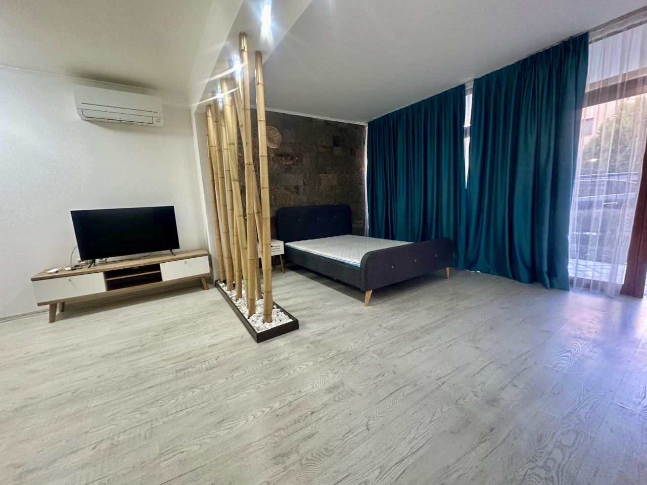 Spacious ground-floor studio with terrace and potential for a one-bedroom apartment – only 300 m from the sea