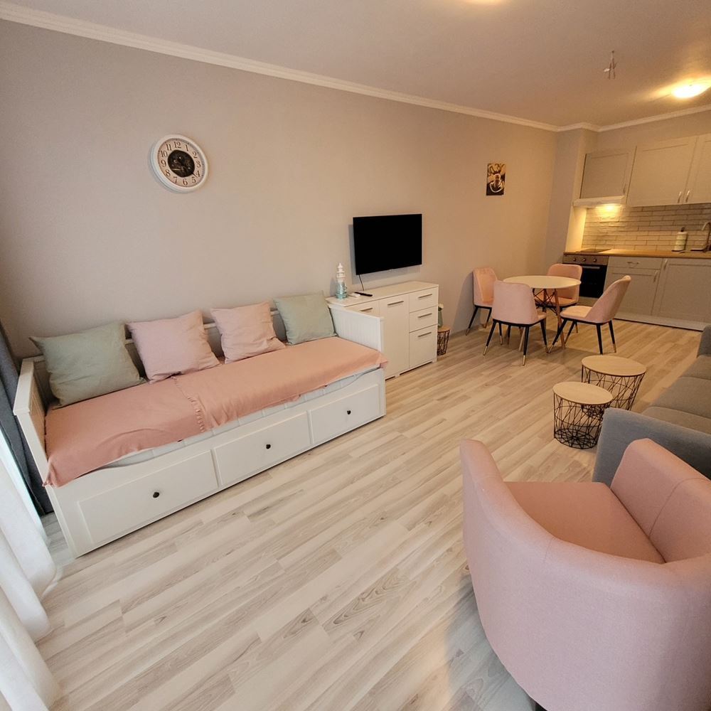 Cozy one-bedroom apartment with new furnishings in a gated complex near the sea in Elenite Resort