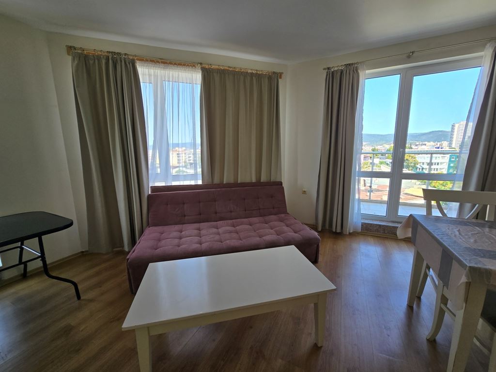Spacious three room apartment with an excellent location and close proximity to the sea