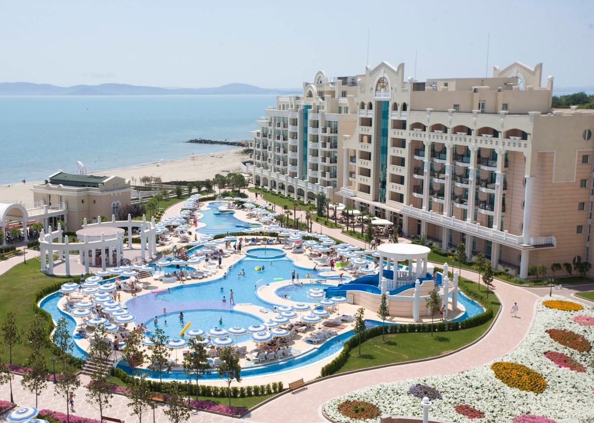 Spacious one-bedroom apartment on the first line with sea view in Pomorie