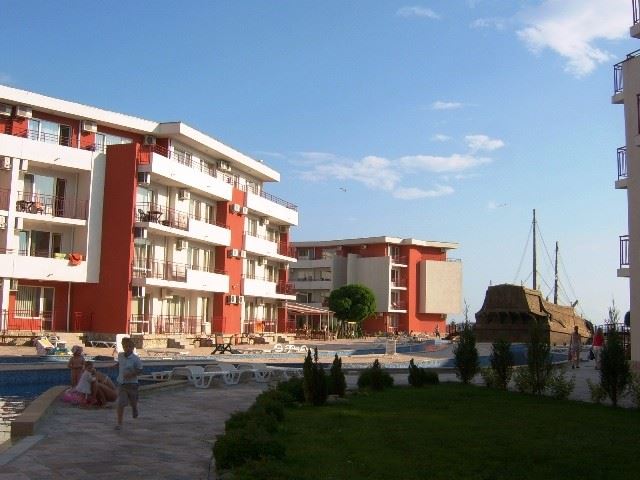 One-Bedroom Apartment on the First Line to the Sea in a Secure Complex in Elenite
