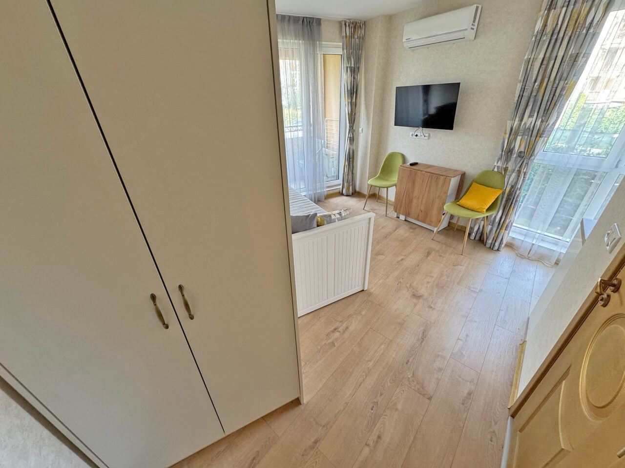 Bright studio in a luxury complex – perfect comfort by the pool