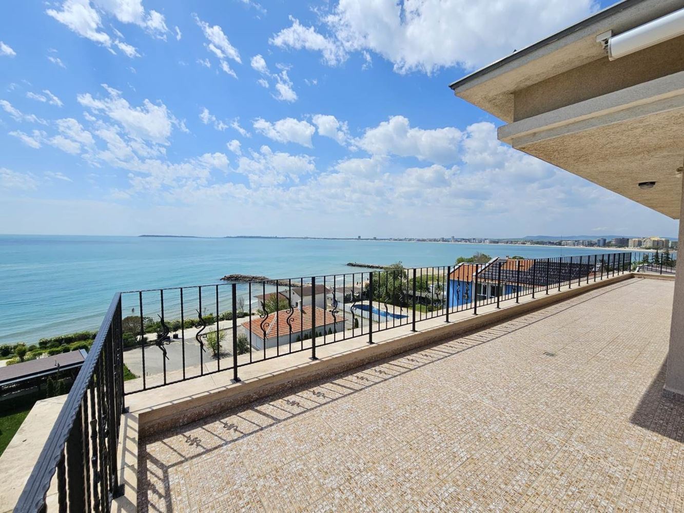 Sveti Vlas – three-bedroom apartment with direct panoramic sea view in a first-line complex