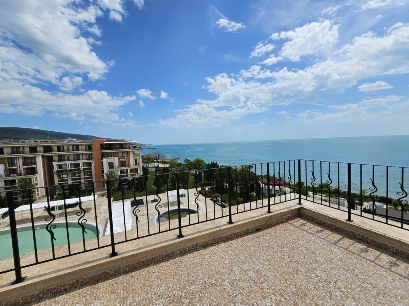 Sveti Vlas – three-bedroom apartment with direct panoramic sea view in a first-line complex