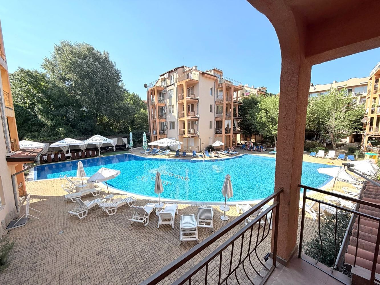 Three-room apartment with southern exposure and pool view in Sunny Beach