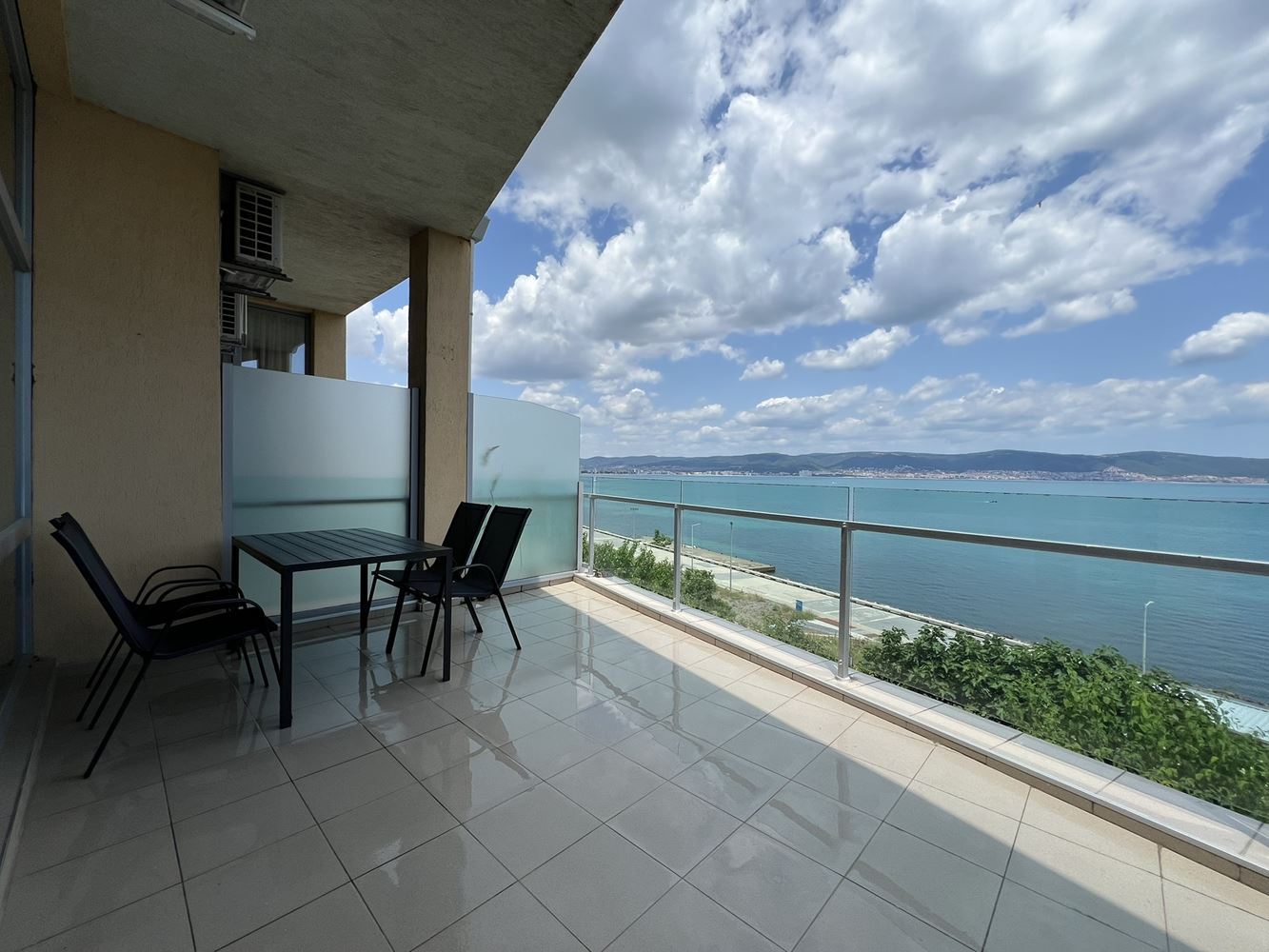 One-bedroom apartment on the first line with sea view in Nessebar, 500 m from the Old Town