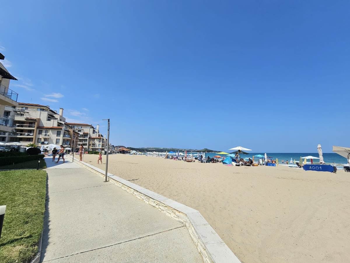 Luxury three-bedroom apartment on the beachfront in Obzor – panoramic sea and mountain views