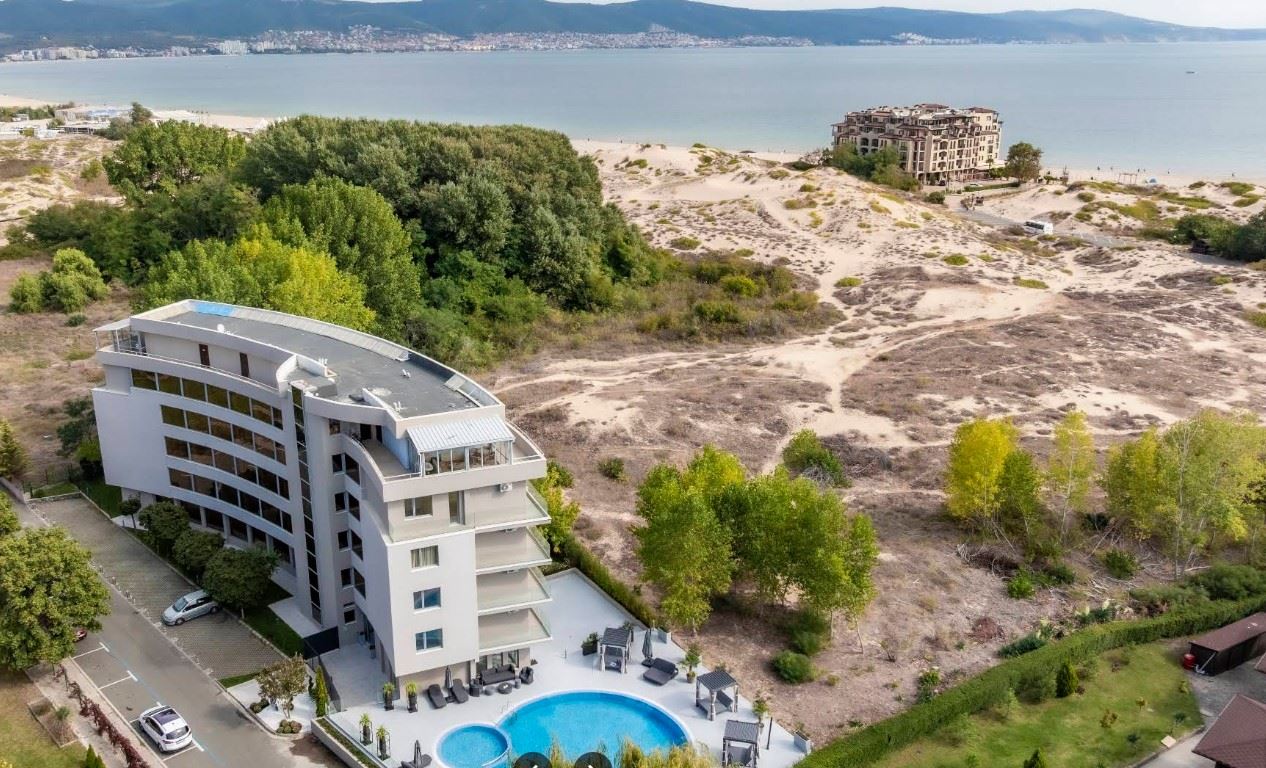 First line by the sea in Sunny Beach – brand-new furnishings and a private yard