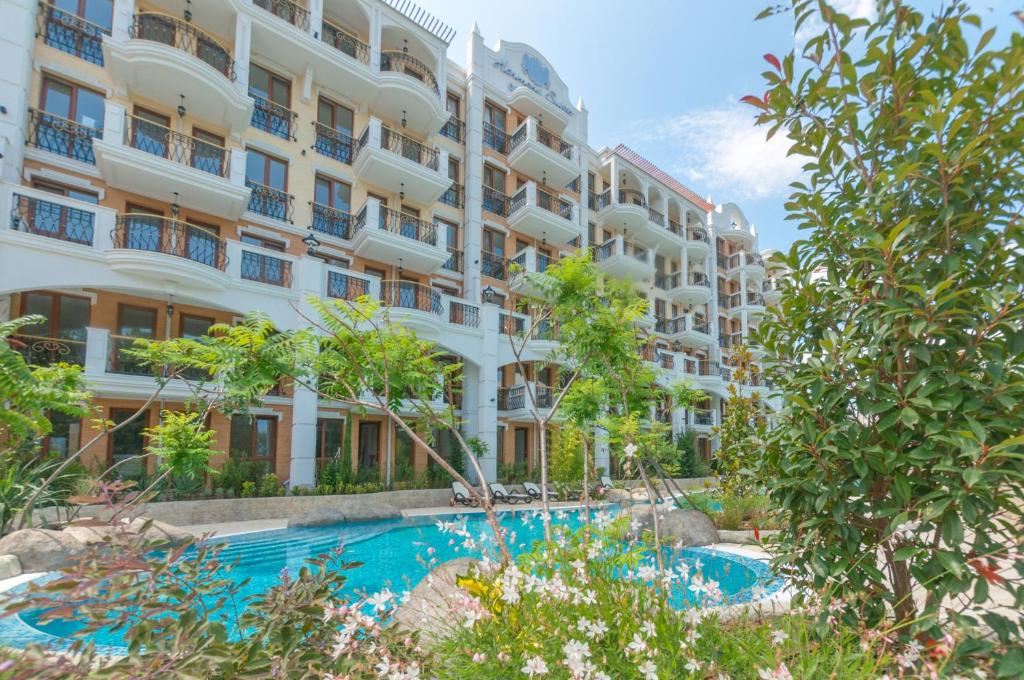 One-Bedroom Apartment with a View of the Park and Swimming Pool in a Prestigious Complex in Sunny Beach