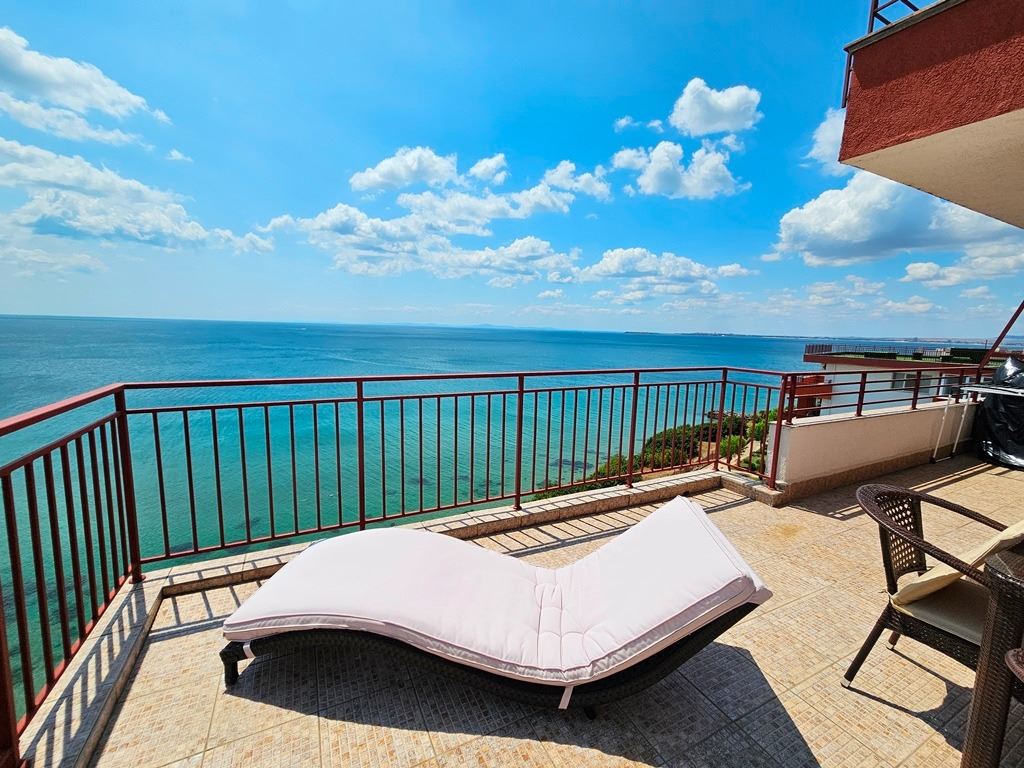 Luxury panoramic apartment on the first line of the sea with two bedrooms and an enormous terrace