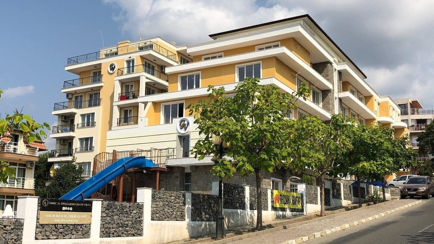 Beautiful spacious studio with sea view only 100 m from the beach in Sveti Vlas