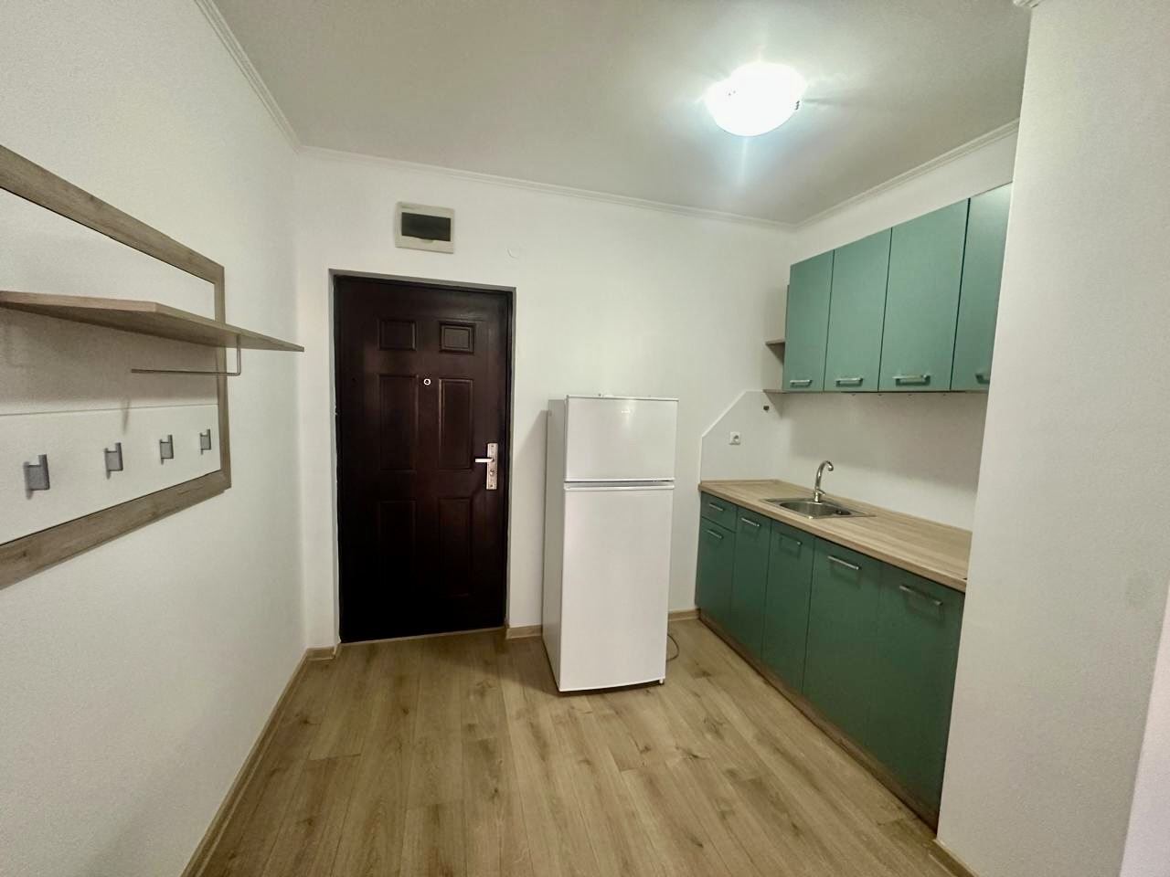 Spacious ground-floor studio with large terrace and potential for a one-bedroom apartment – security and comfort in Nessebar