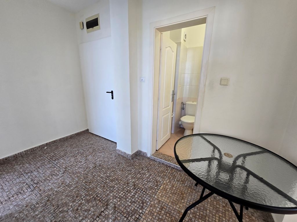 Spacious three room apartment with an excellent location and close proximity to the sea