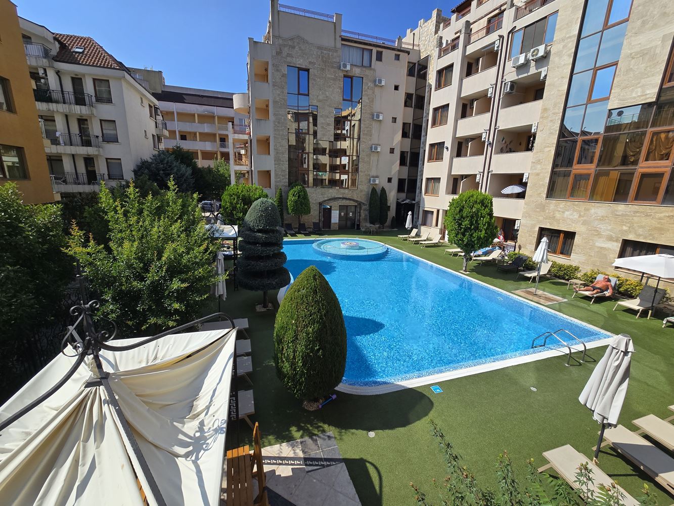 Three-room apartment with luxury renovation in Sunny Beach – pool view and installment payment option