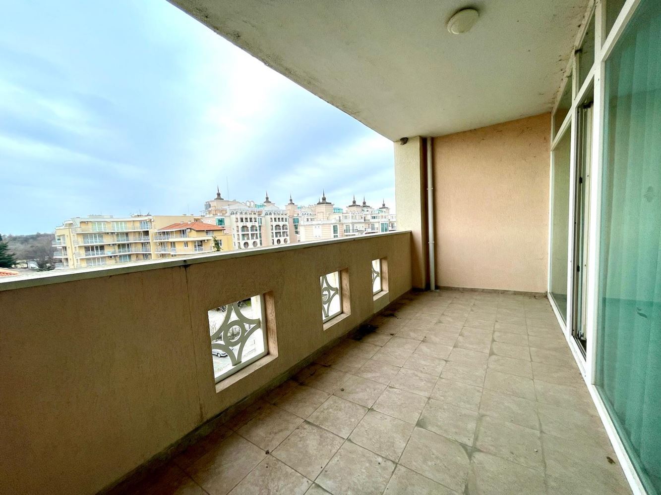 Spacious one-bedroom apartment on the first line with sea view in Pomorie
