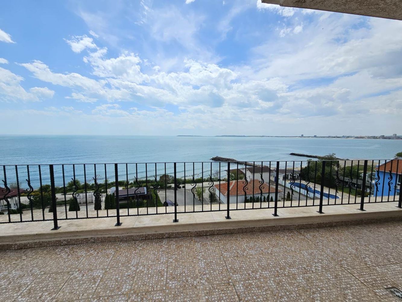 Sveti Vlas – three-bedroom apartment with direct panoramic sea view in a first-line complex