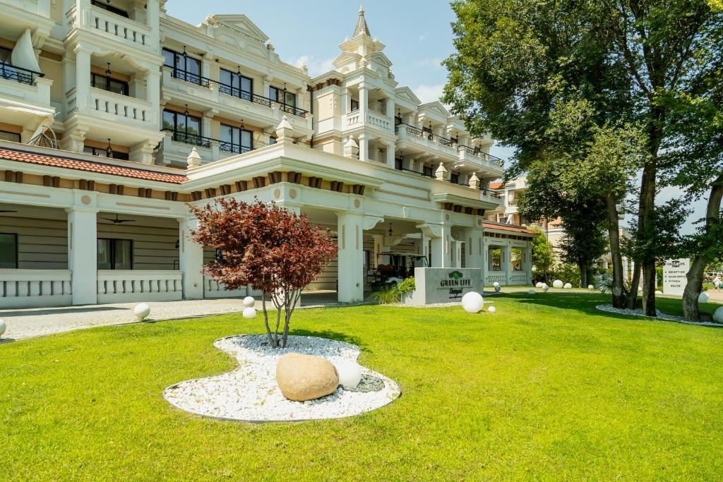 Apartment with two bedrooms, spacious veranda and greenery in a luxury complex in Kavatsi, Sozopol
