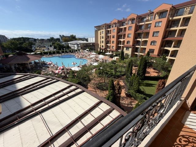 Sunny Beach: Spacious One-Bedroom Apartment with Pool View, 400 Metres from Cacao Beach