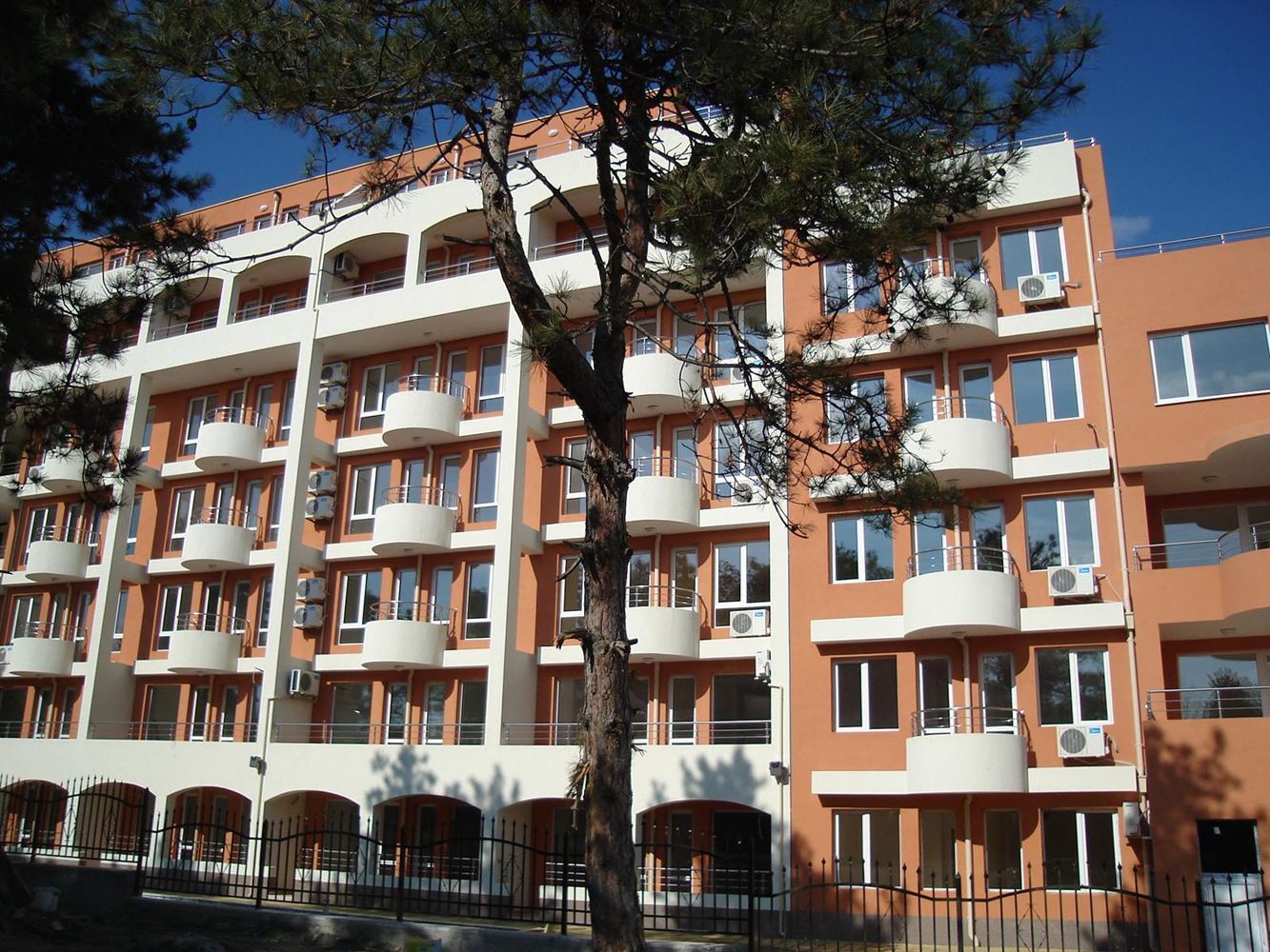 Spacious and Modern One-Bedroom Apartment with Full Amenities in Pomorie