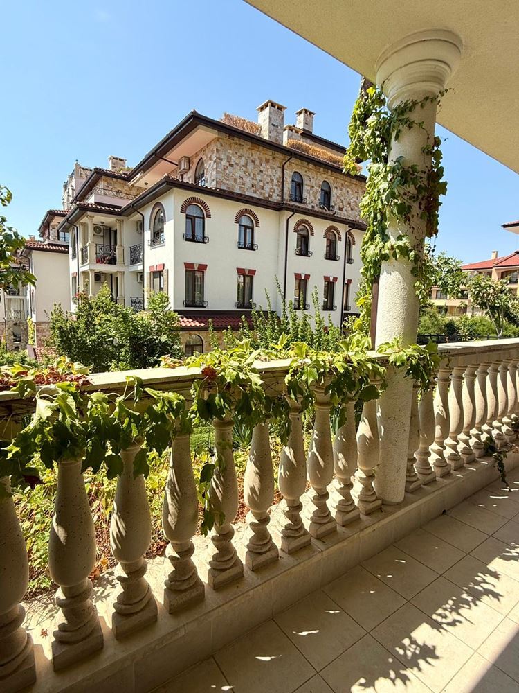 Luxury duplex apartment with spacious veranda and pool view in Sveti Vlas
