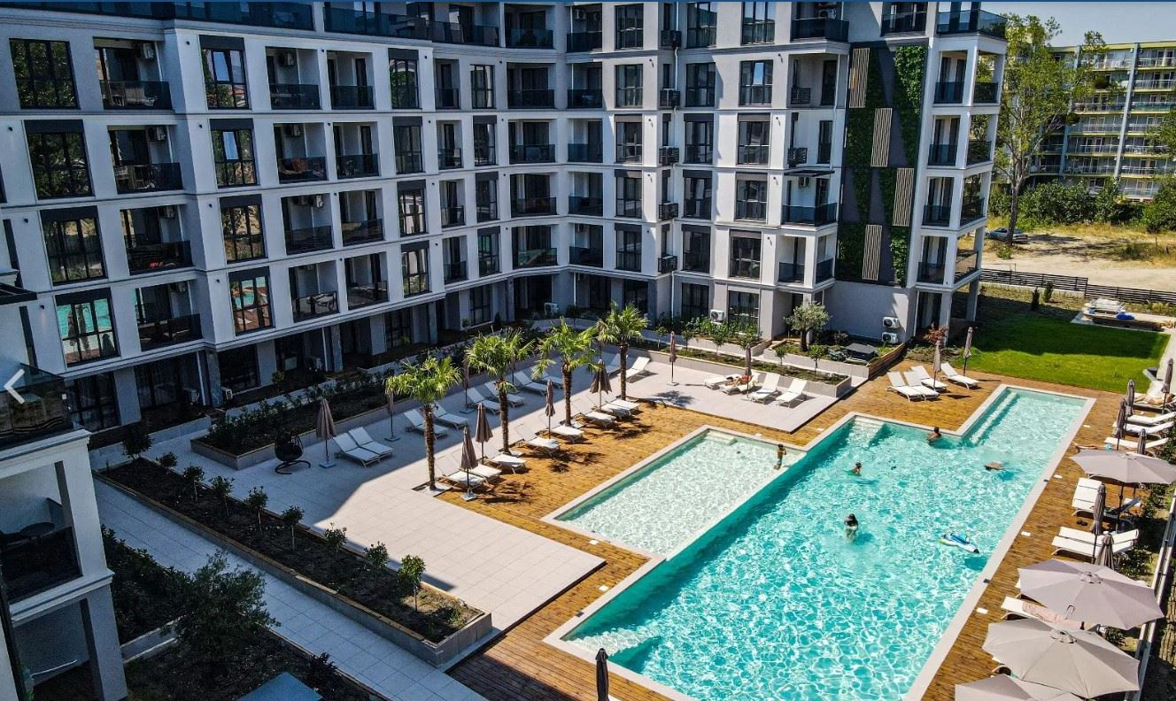 Spacious luxury apartment with three bedrooms and underground parking space in Sunny Beach