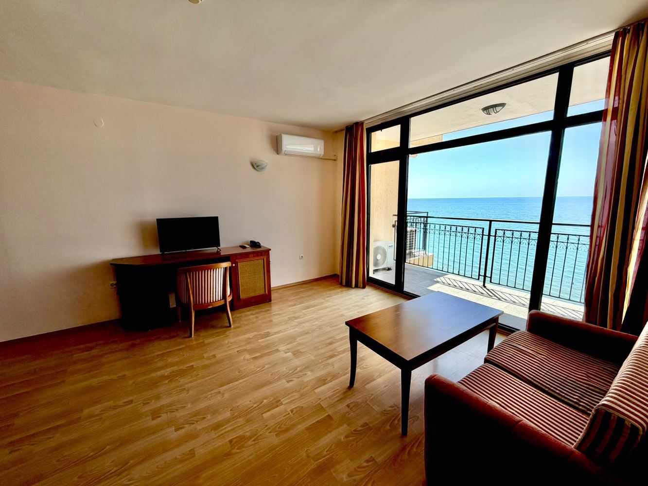 One-bedroom apartment with panoramic sea view on the first line in Sveti Vlas