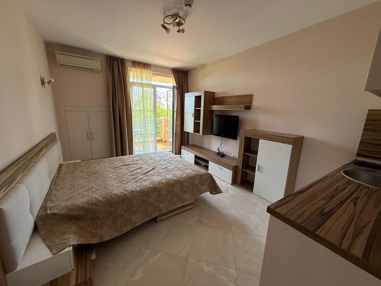 First Line in Chernomorets – Studio with Sea View