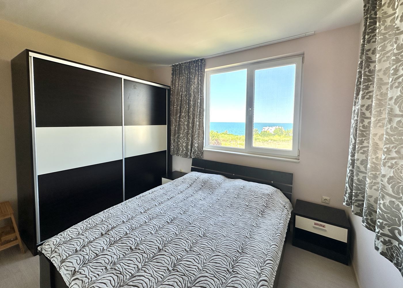 Spacious one-bedroom apartment with panoramic sea view in Chernomorets – a ready home by the sea