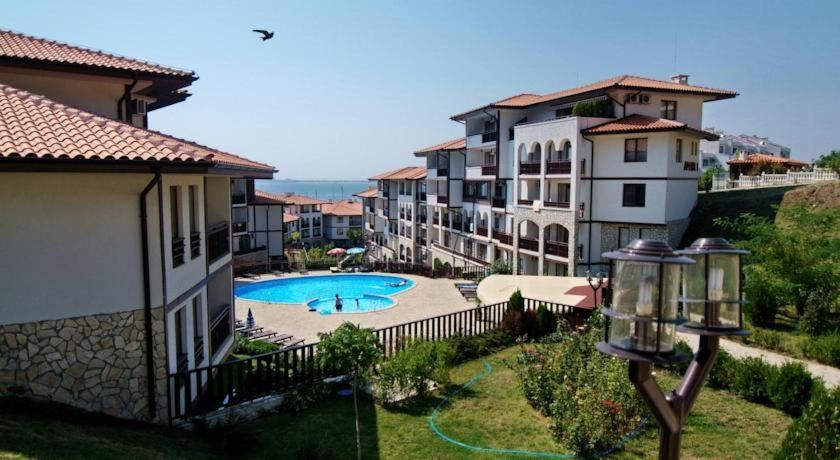 First-Line Apartment in Sveti Vlas – Stylish Property Near the Beach and Marina Dinevi Yacht Port