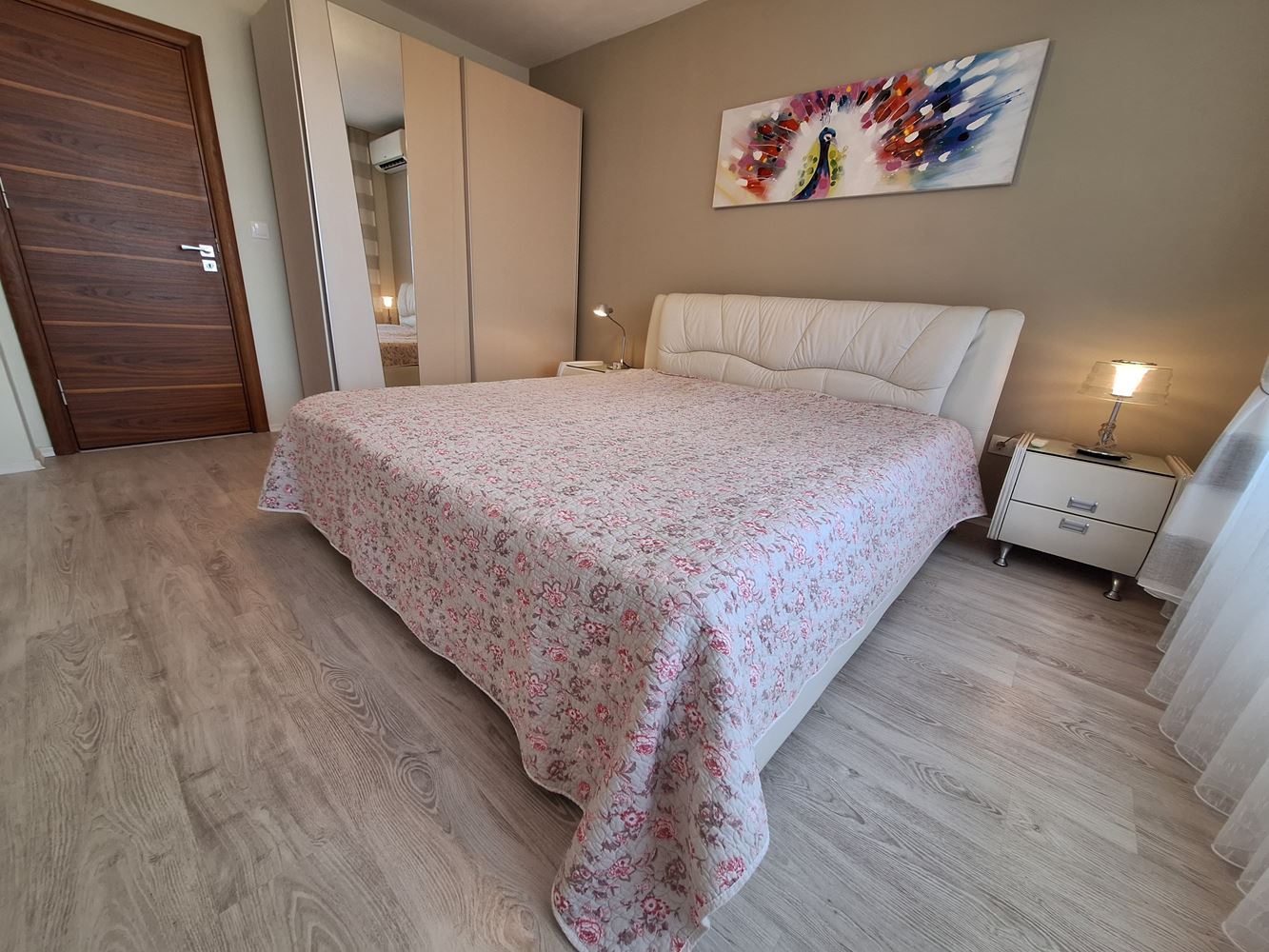 Spacious two-bedroom apartment with parking space only 200 meters from the sea in Sveti Vlas