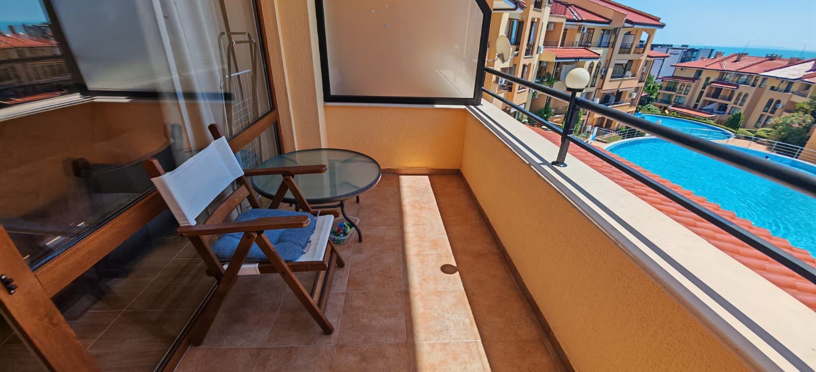 Three-room apartment 200 m from the sea in Sveti Vlas with two terraces and partial sea view