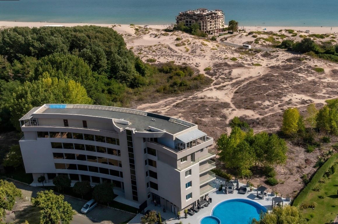 First line by the sea in Sunny Beach – brand-new furnishings and a private yard