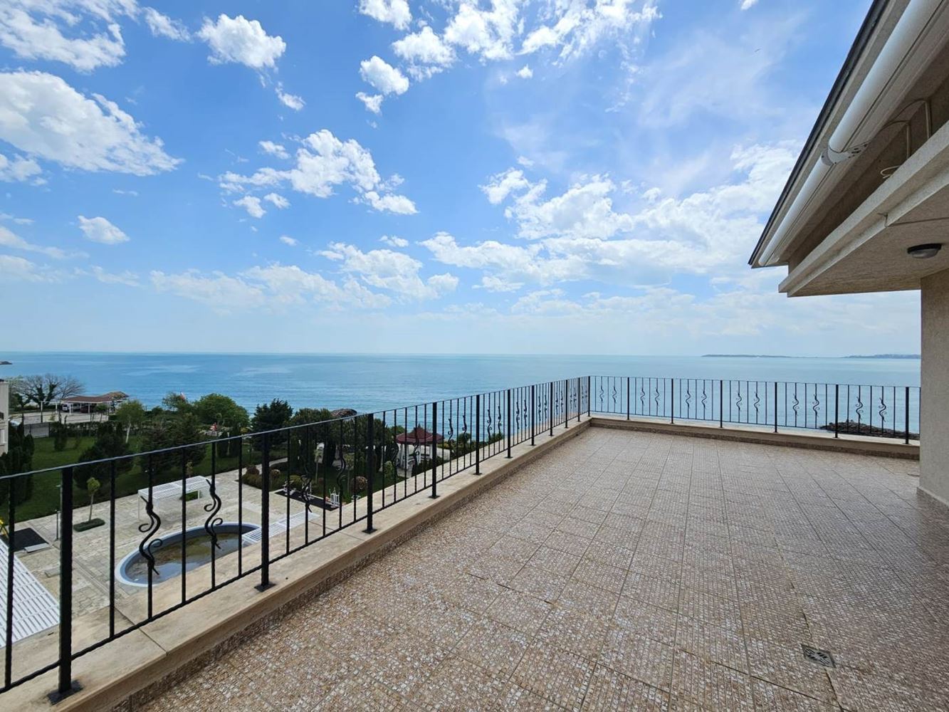 Sveti Vlas – three-bedroom apartment with direct panoramic sea view in a first-line complex