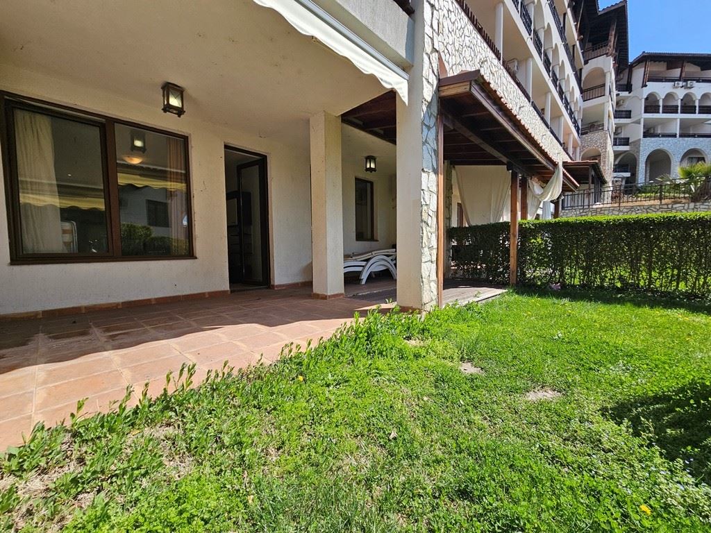 Luxury on the first line – stylish apartment with veranda, private garden, and sea view in Sveti Vlas