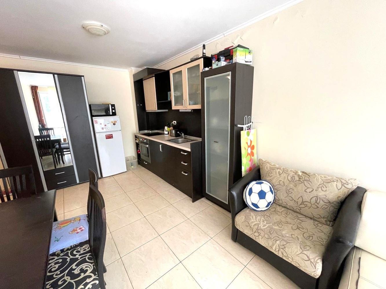 Large One-Bedroom Apartment 100 Metres from the Beach in Pomorie with Direct Access to the Swimming Pool
