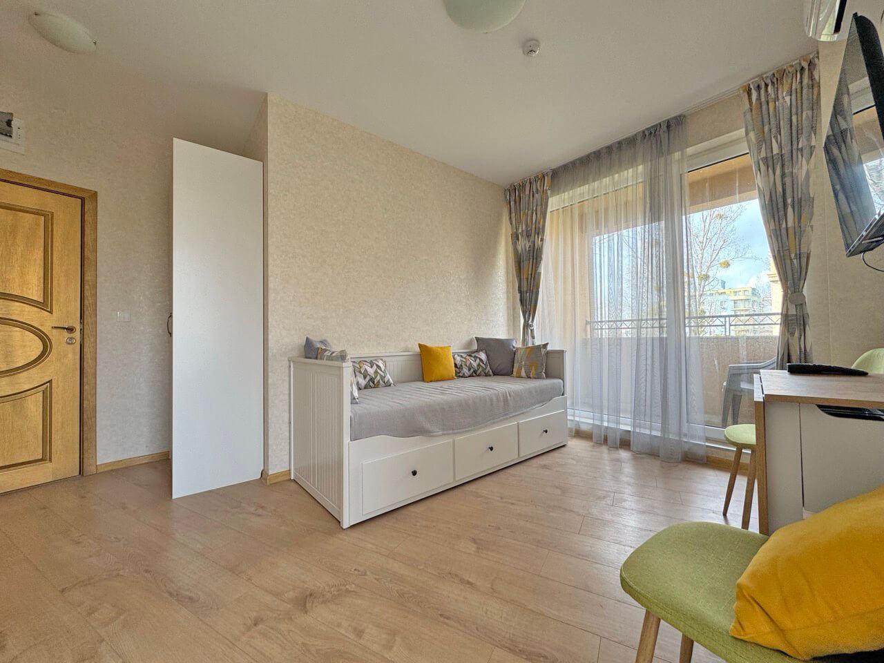 Bright studio in a luxury complex – perfect comfort by the pool