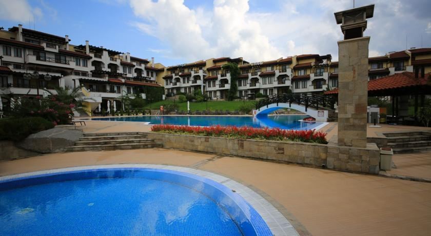 Two-bedroom apartment with sea panorama and private beach in a prestigious complex in Chernomorets