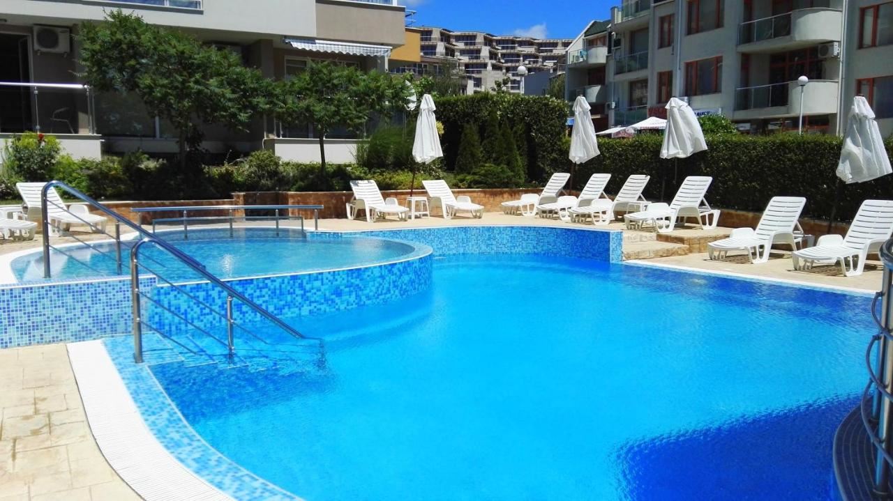 Spacious studio with pool view in a quiet complex in Sveti Vlas – comfort and coziness by the sea