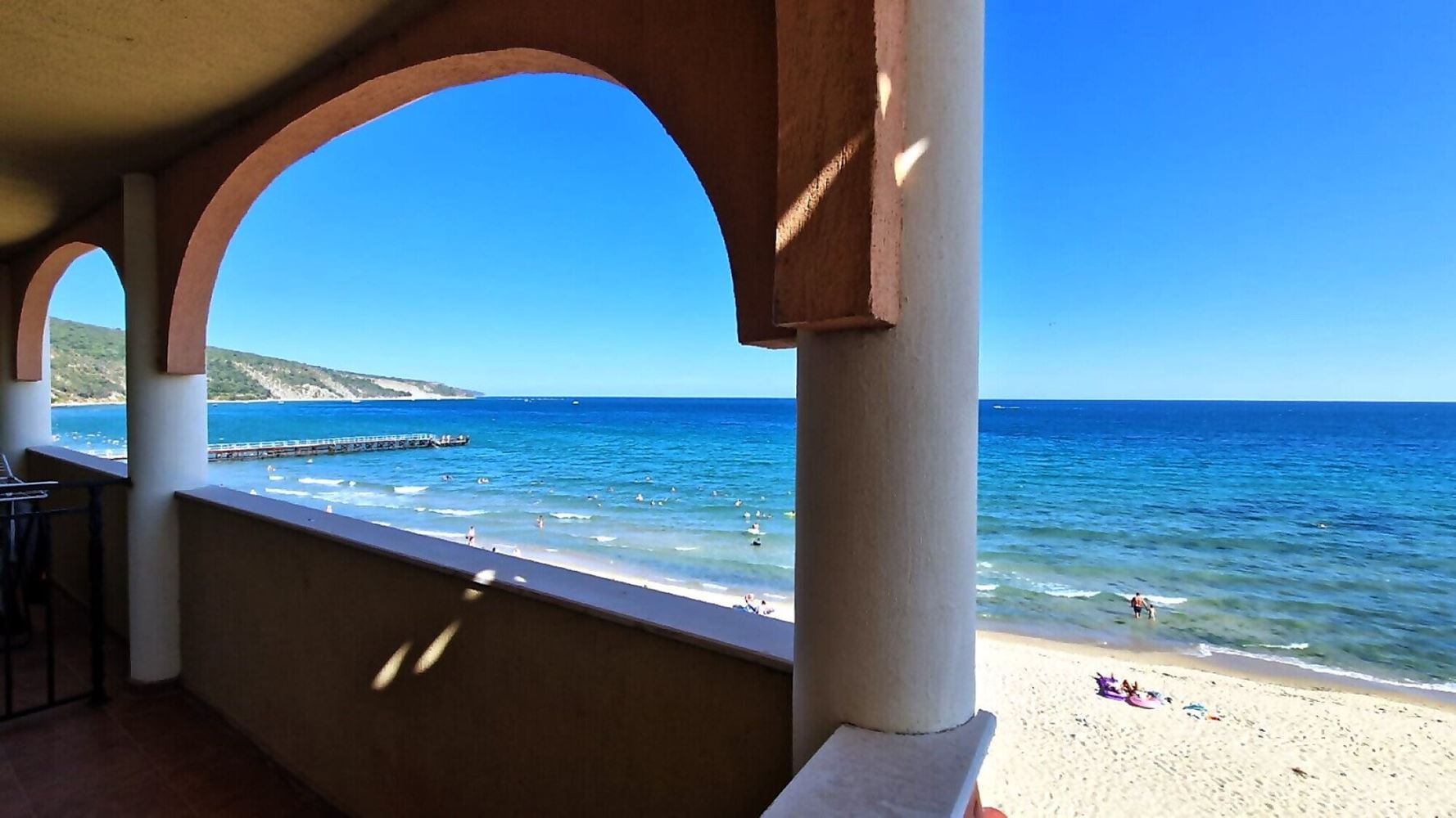 One-Bedroom Apartment with Breathtaking Panoramic Sea Views on the First Line in Elenite