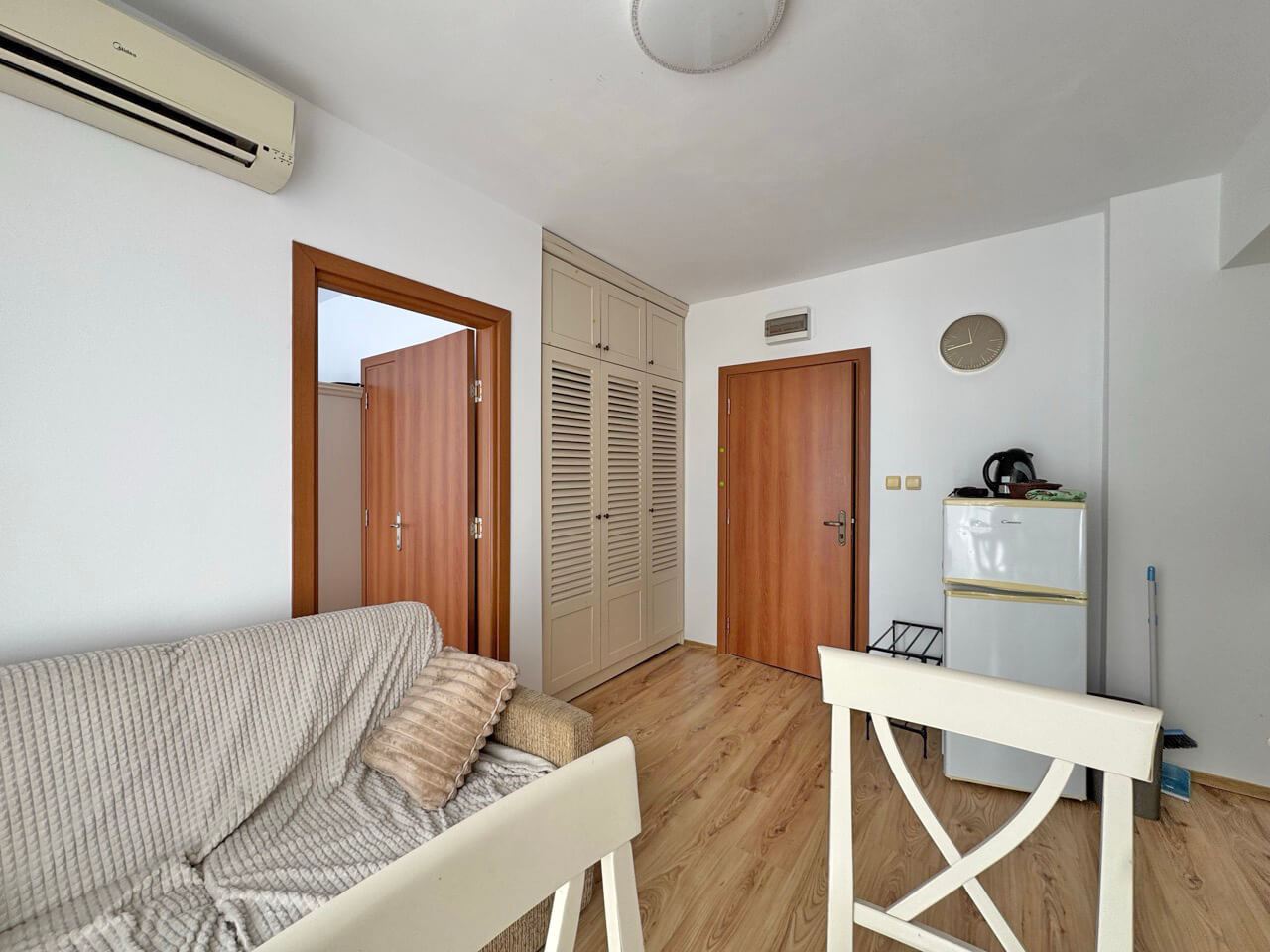 Cozy Two-Bedroom Apartment Within Walking Distance of the Beach