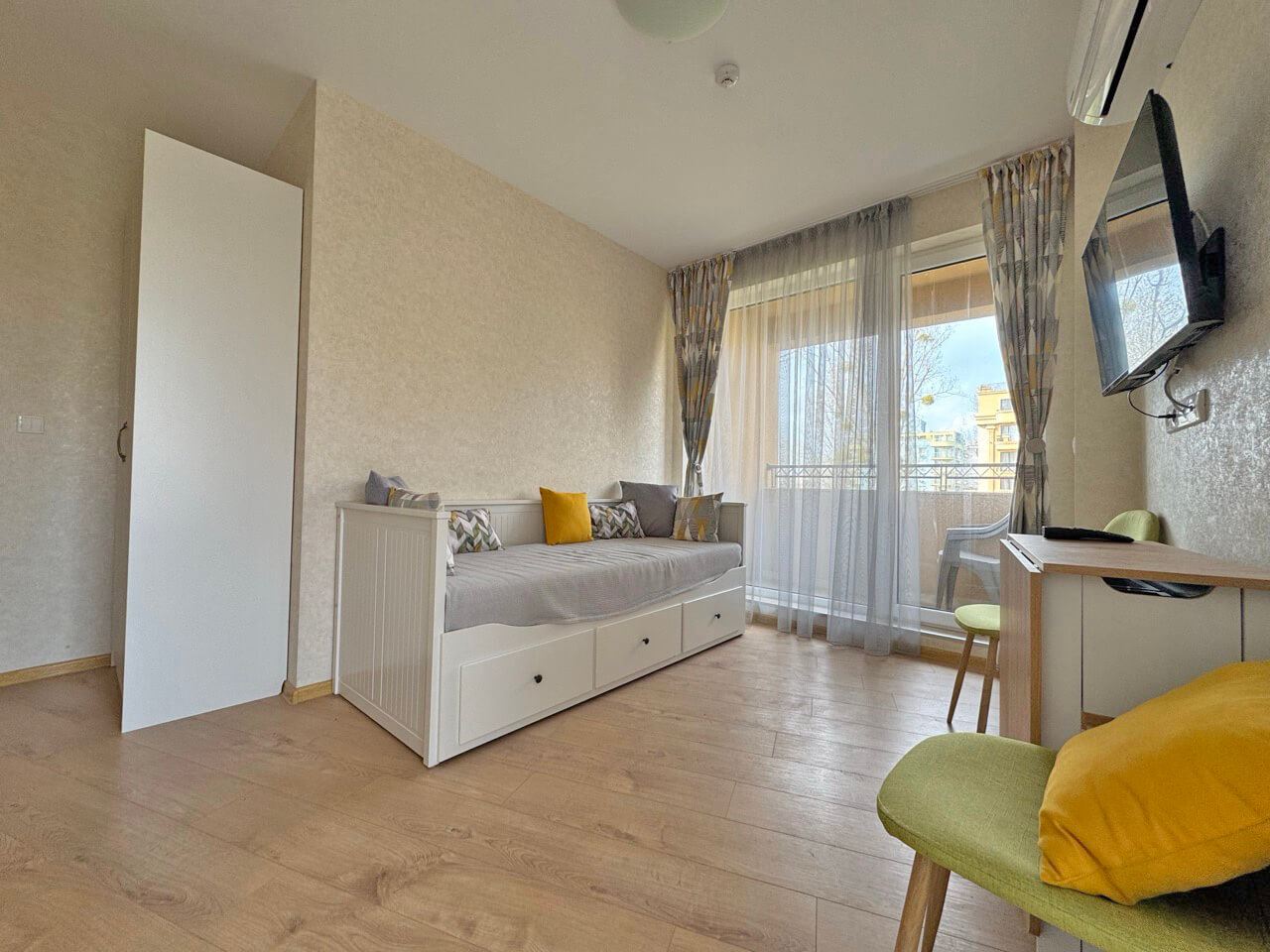 Bright studio in a luxury complex – perfect comfort by the pool