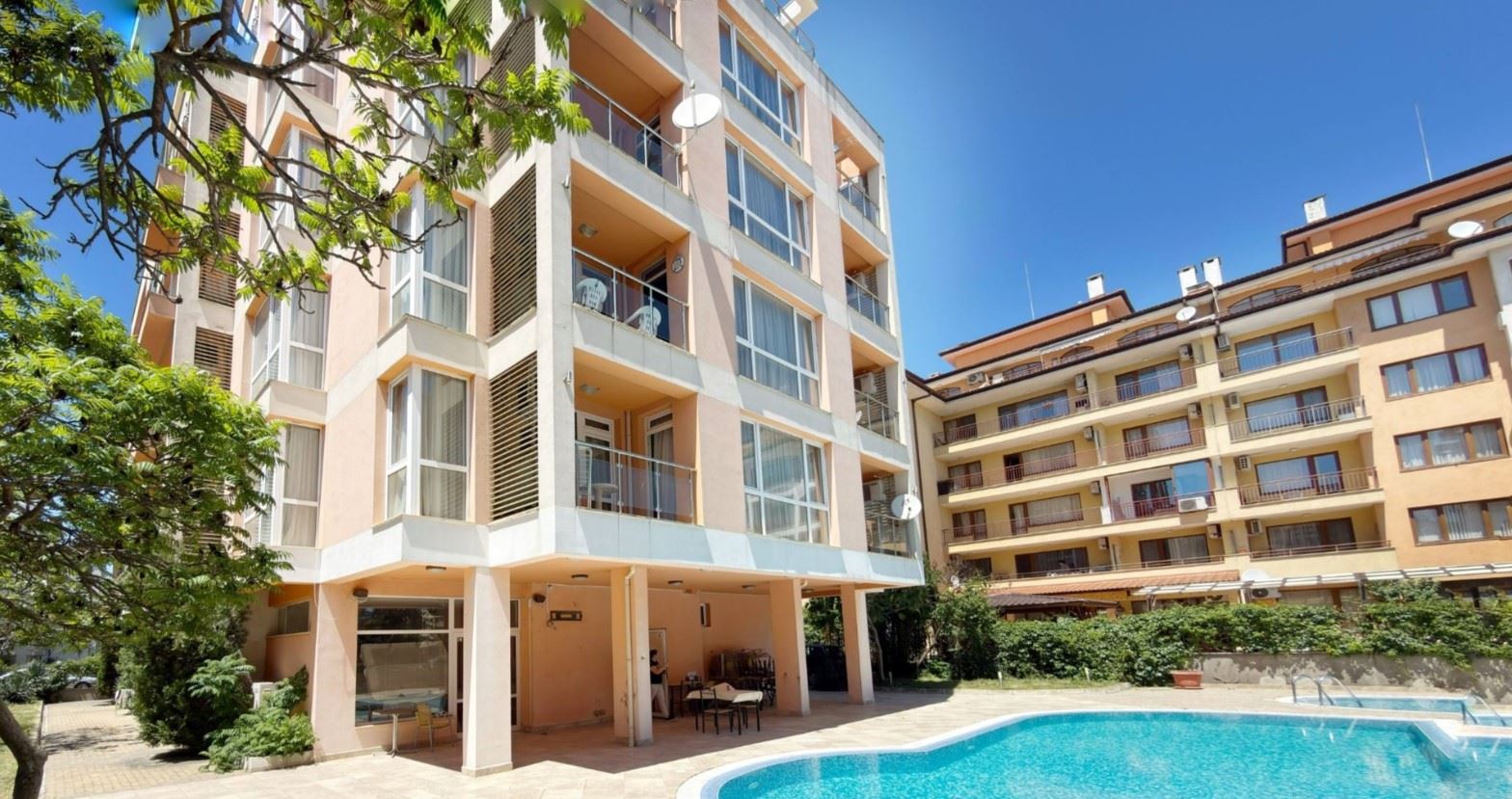 Spacious studio with a large panoramic terrace in Sunny Beach – excellent location and low maintenance fee