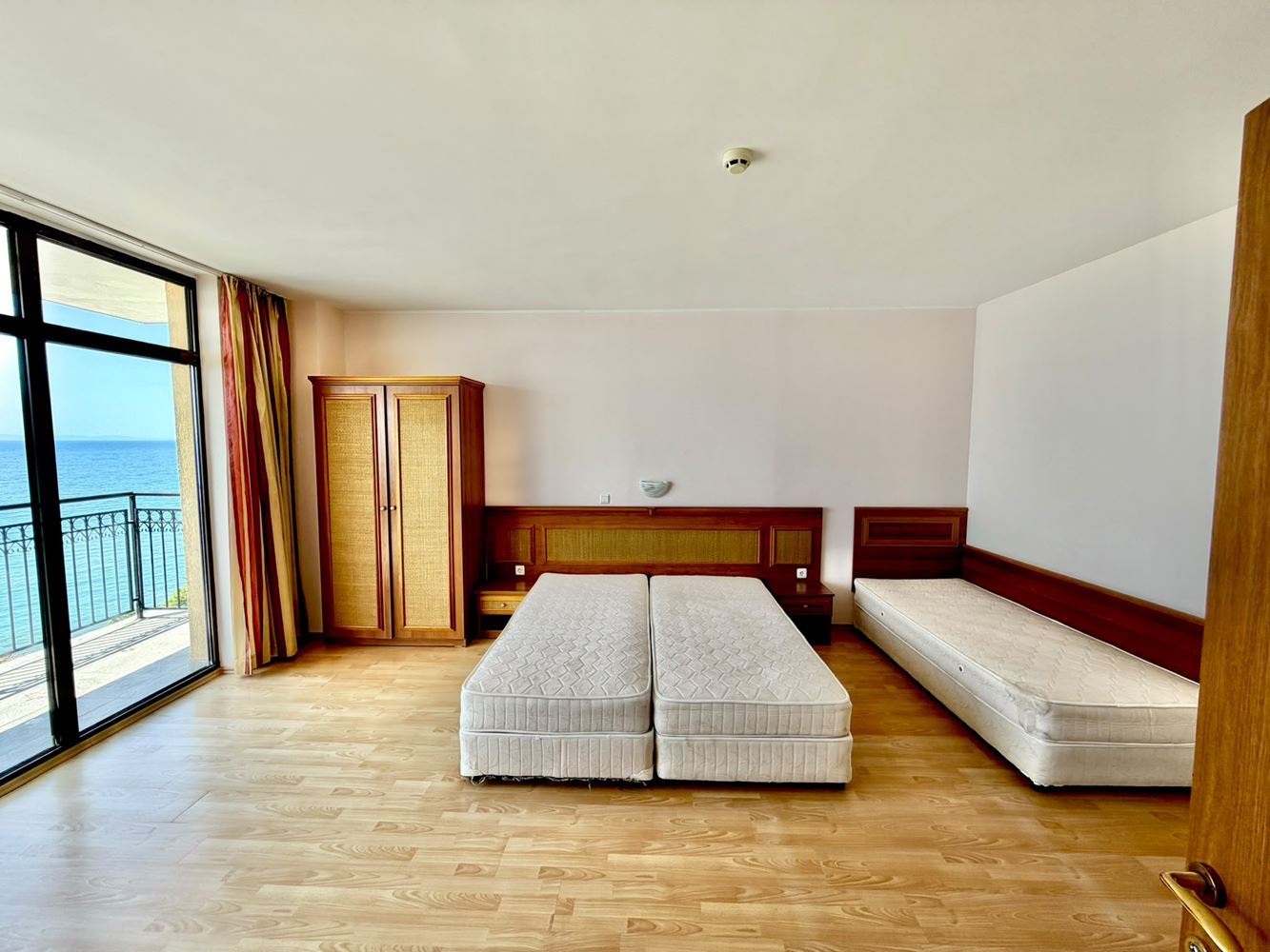 One-bedroom apartment with panoramic sea view on the first line in Sveti Vlas
