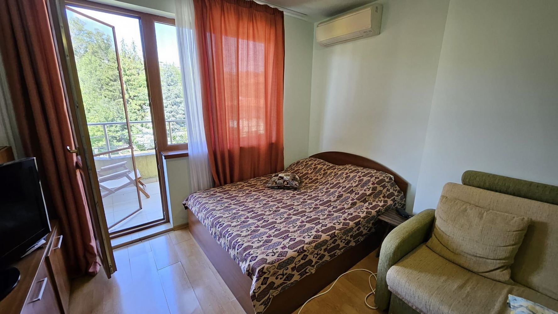 Sea panorama and comfort just 100 meters from the beach! Furnished one-bedroom apartment in a complex in Byala