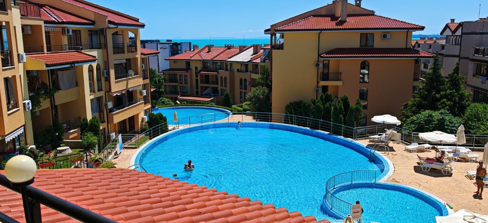 Three-room apartment 200 m from the sea in Sveti Vlas with two terraces and partial sea view